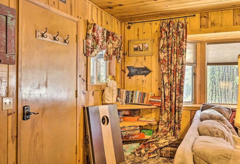 California Retreat W/ Deck, Fire Pit & Grill!