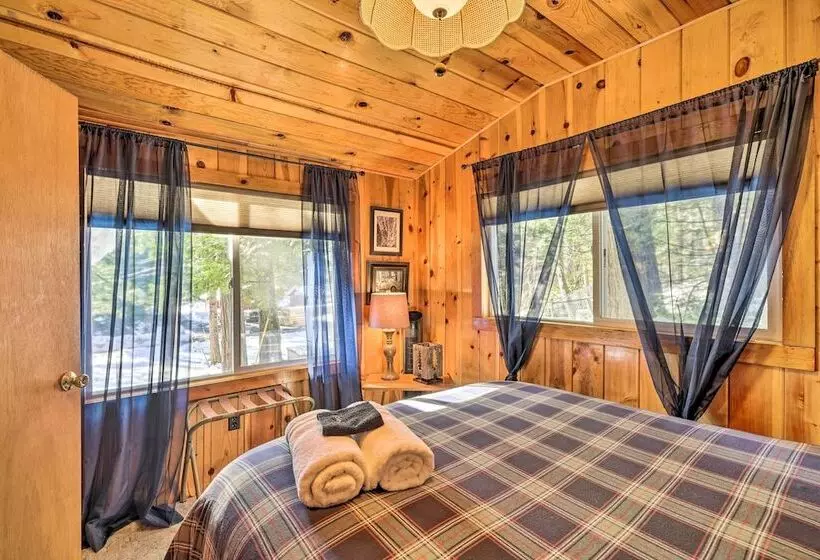 California Retreat W/ Deck, Fire Pit & Grill!