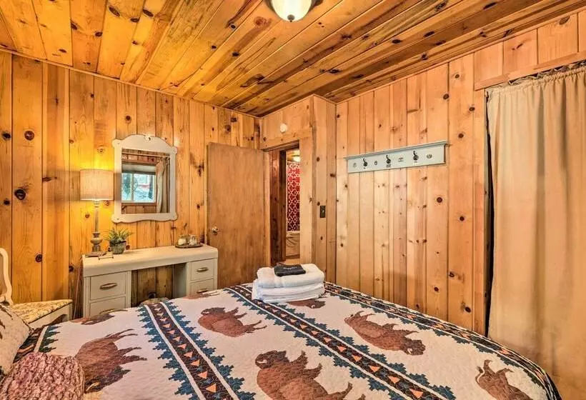 California Retreat W/ Deck, Fire Pit & Grill!