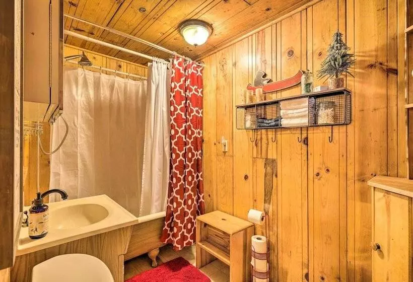 California Retreat W/ Deck, Fire Pit & Grill!