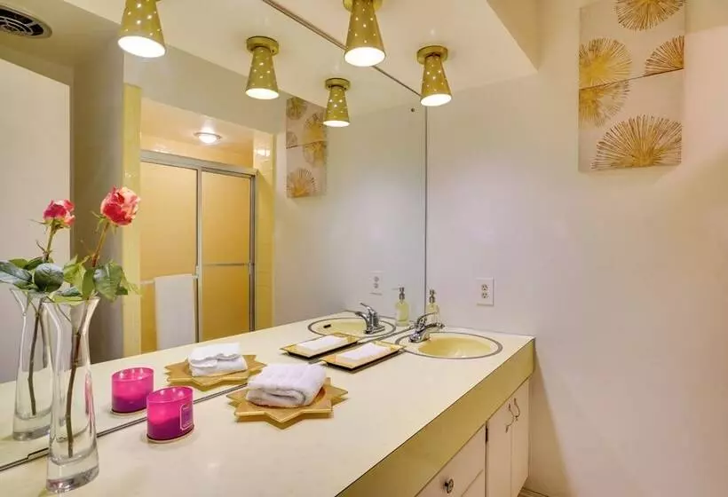 Charming Mid Century House   Just Steps To Lake!