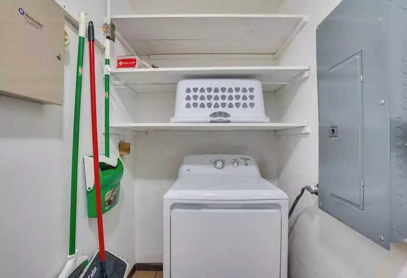 Charming Mid Century House   Just Steps To Lake!