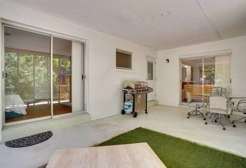 Charming Mid Century House   Just Steps To Lake!