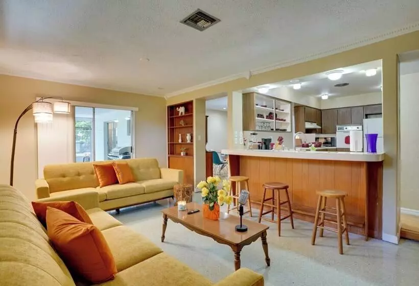 Charming Mid Century House   Just Steps To Lake!