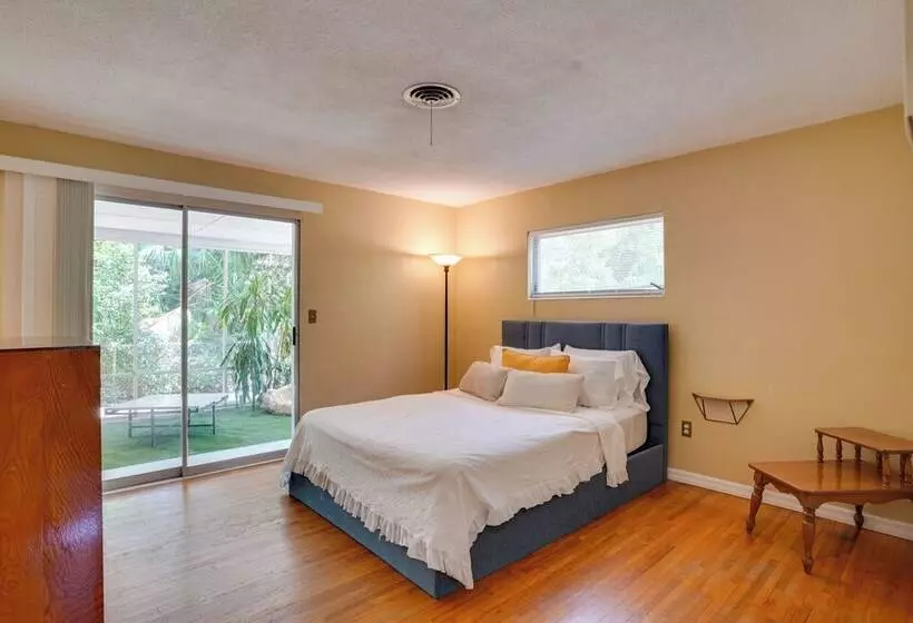 Charming Mid Century House   Just Steps To Lake!