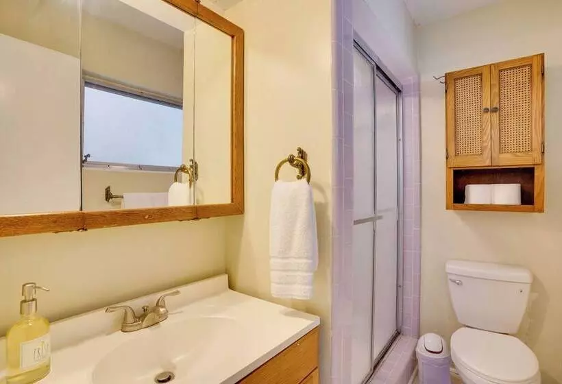 Charming Mid Century House   Just Steps To Lake!