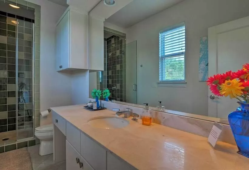 Chic Villa W/ Infinity Pool: 10 Mi To Downtown!