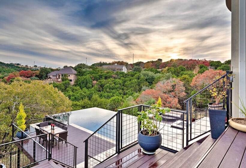 Chic Villa W/ Infinity Pool: 10 Mi To Downtown!