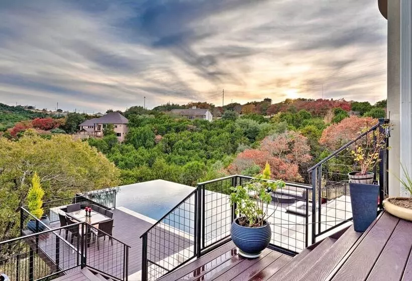 Chic Villa W/ Infinity Pool: 10 Mi To Downtown!