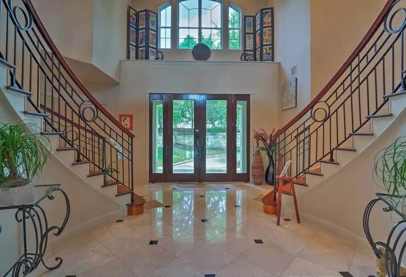 Chic Villa W/ Infinity Pool: 10 Mi To Downtown!