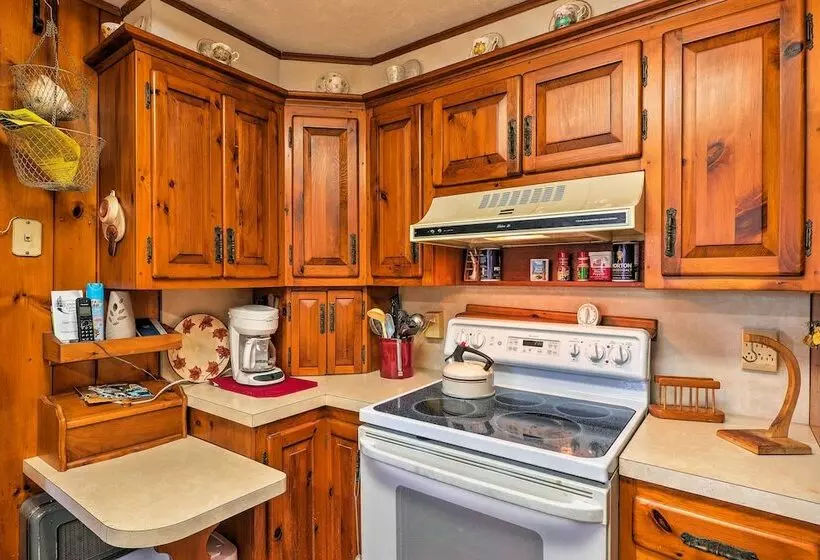 Cozy Cottage On Caroga Lake W/ Waterfront Fire Pit