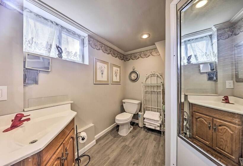 Cozy Kansas City Home W/ Yard 9 Mi To Dtwn!