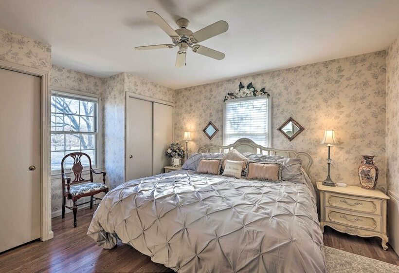 Cozy Kansas City Home W/ Yard 9 Mi To Dtwn!