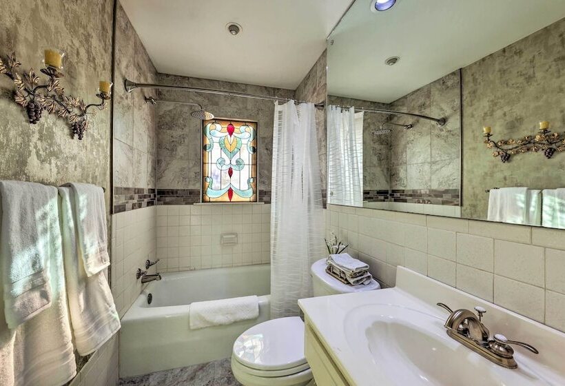 Cozy Kansas City Home W/ Yard 9 Mi To Dtwn!