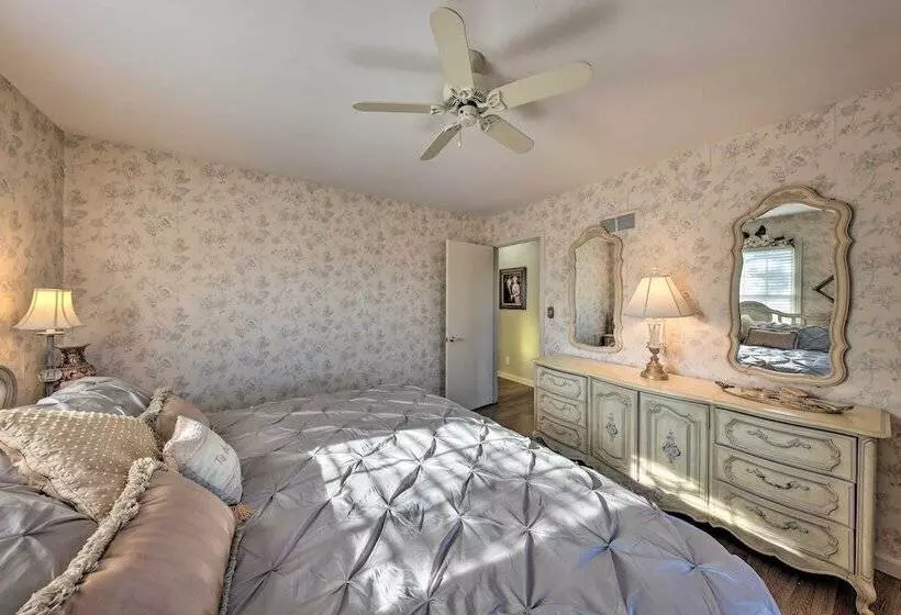 Cozy Kansas City Home W/ Yard   9 Mi To Dtwn!