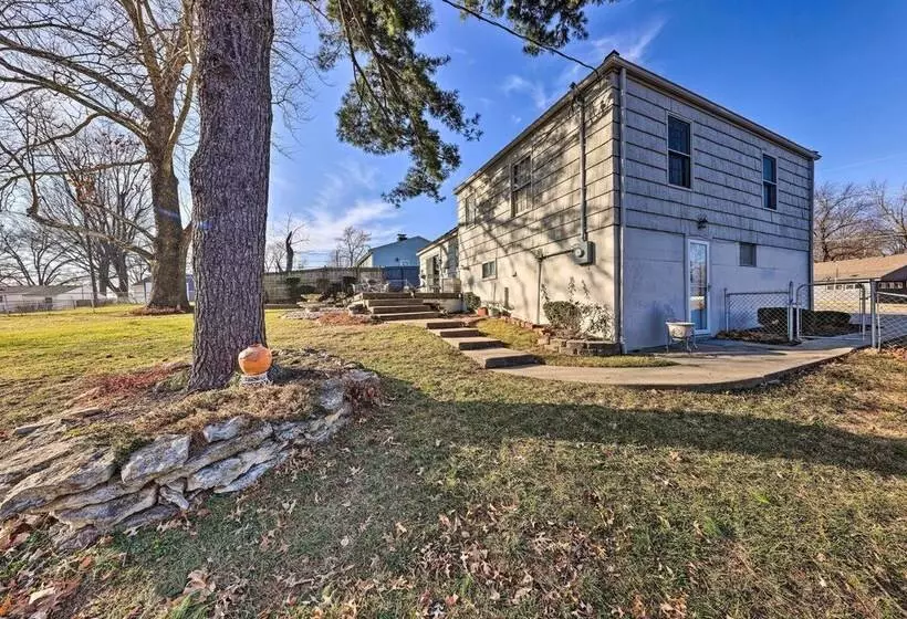 Cozy Kansas City Home W/ Yard   9 Mi To Dtwn!