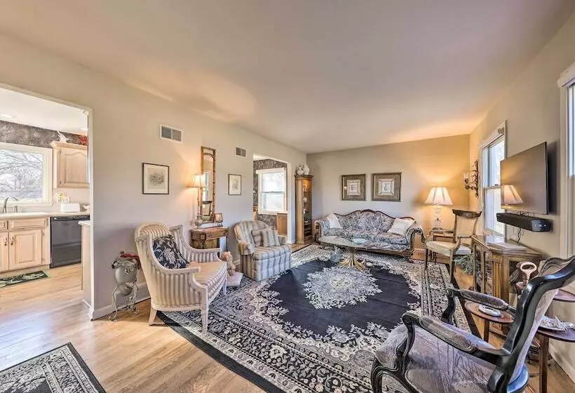 Cozy Kansas City Home W/ Yard   9 Mi To Dtwn!