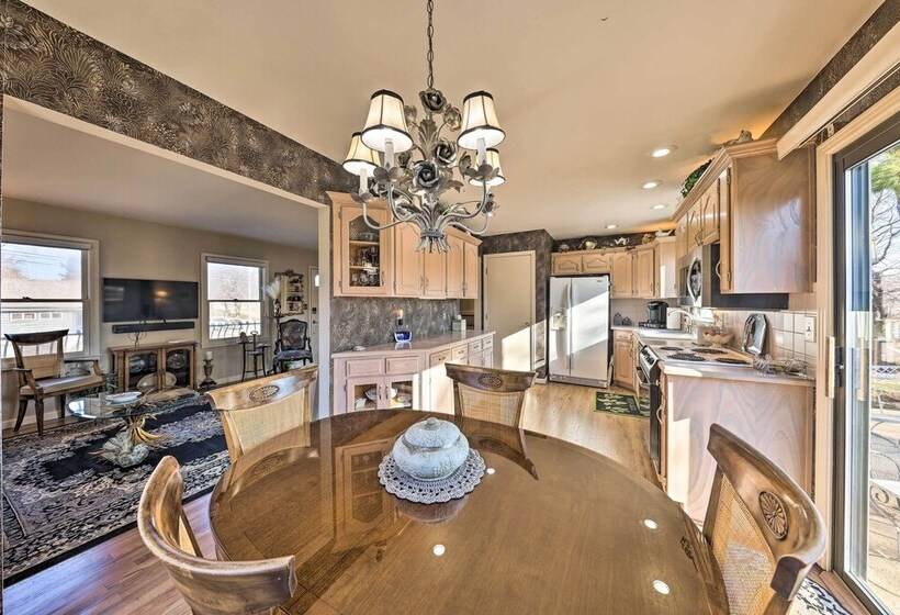 Cozy Kansas City Home W/ Yard 9 Mi To Dtwn!
