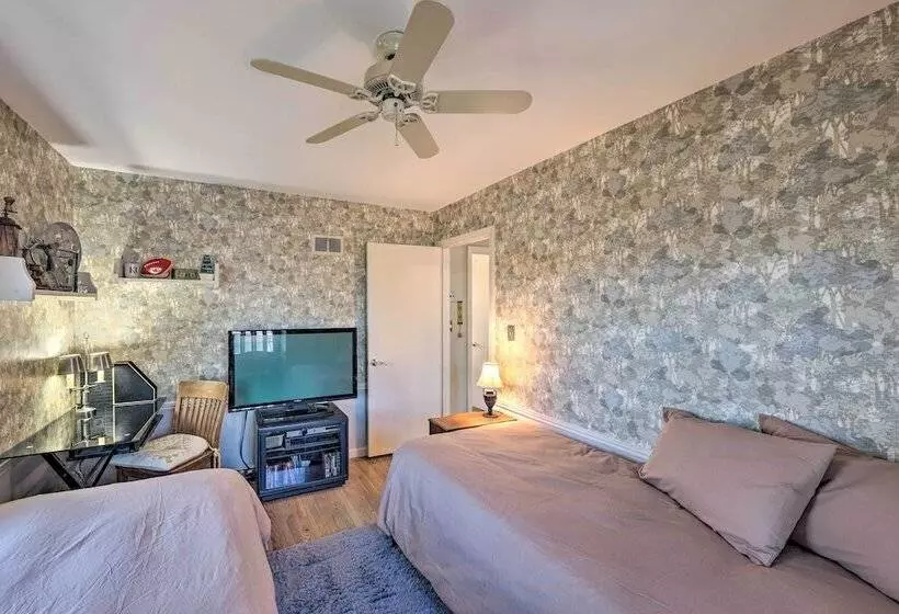 Cozy Kansas City Home W/ Yard   9 Mi To Dtwn!