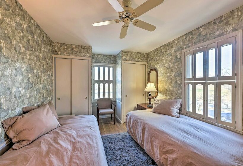 Cozy Kansas City Home W/ Yard 9 Mi To Dtwn!