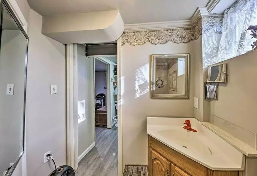 Cozy Kansas City Home W/ Yard   9 Mi To Dtwn!