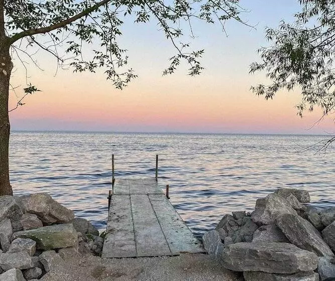 Cozy Waterfront Home On The Bay Of Green Bay!