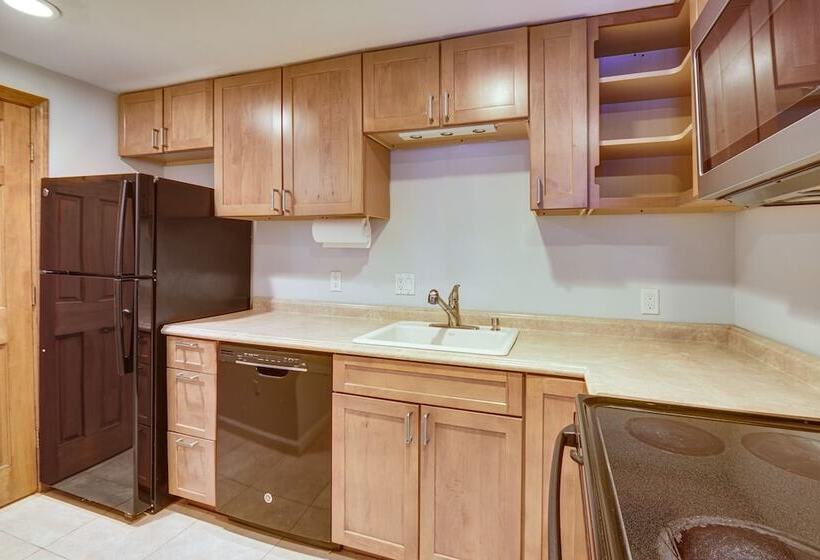 White Mountain Escape W/ Separate In Law Suite!