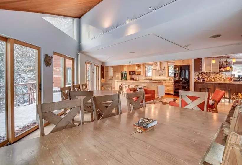 White Mountain Escape W/ Separate In Law Suite!