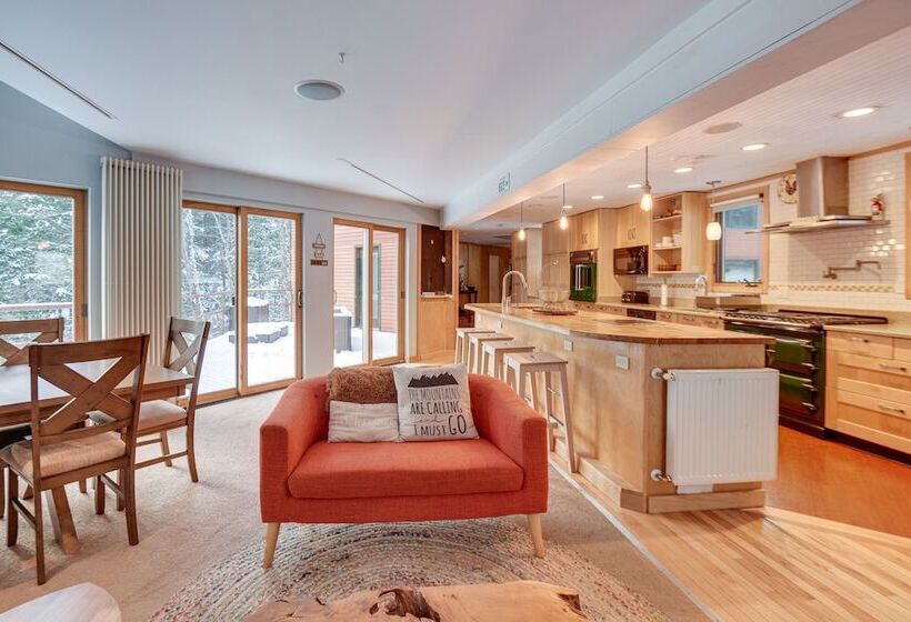 White Mountain Escape W/ Separate In Law Suite!