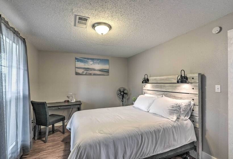 Freeport Home: Gas Grill, Fire Pit & Patio!