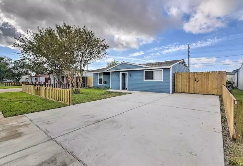 Freeport Home: Gas Grill, Fire Pit & Patio!