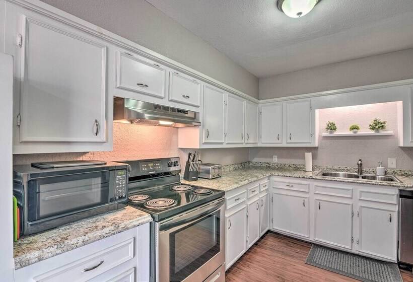 Freeport Home: Gas Grill, Fire Pit & Patio!