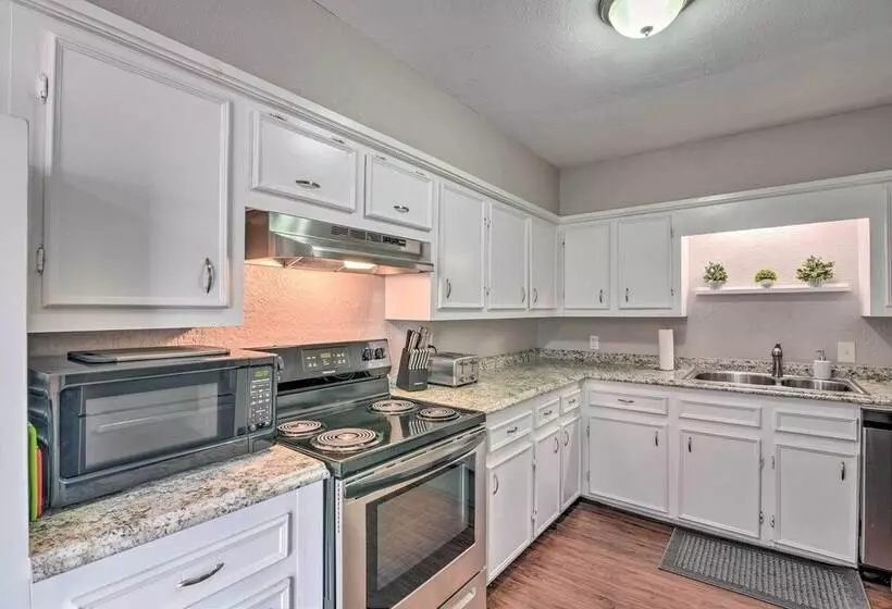 Freeport Home: Gas Grill, Fire Pit & Patio!