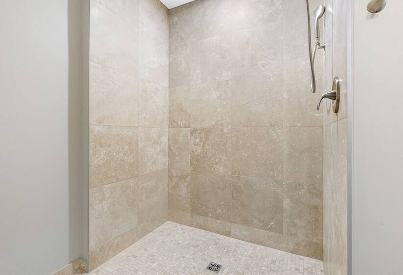 Spacious 4b Oasis Steps From French Quarter