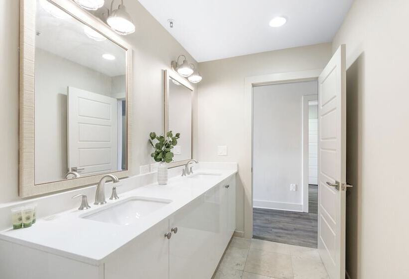 Spacious 4b Oasis Steps From French Quarter