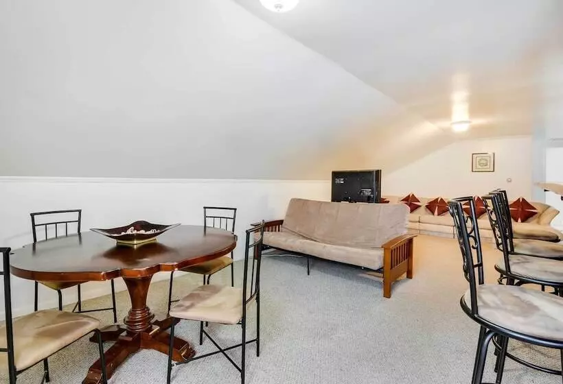 Historic Carriage House < 20 Mi Elk Mtn: Hike, Ski