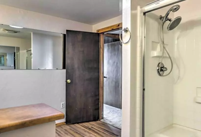 Lakeside Urbana Home   Near Hunting & Fishing!