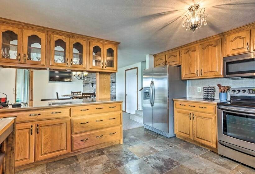 Lakeside Urbana Home   Near Hunting & Fishing!