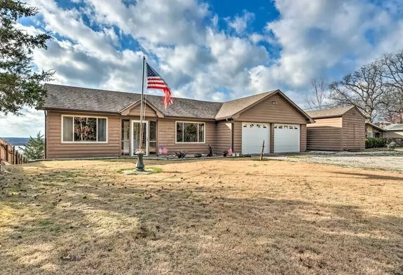 Lakeside Urbana Home   Near Hunting & Fishing!