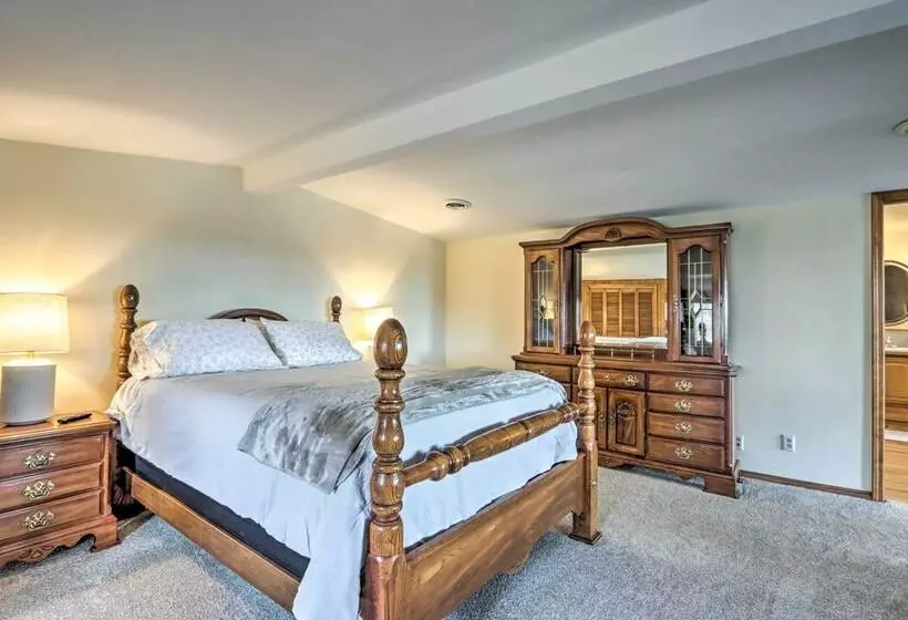 Lakeside Urbana Home   Near Hunting & Fishing!