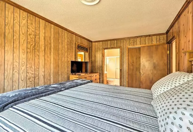 Lakeside Urbana Home   Near Hunting & Fishing!