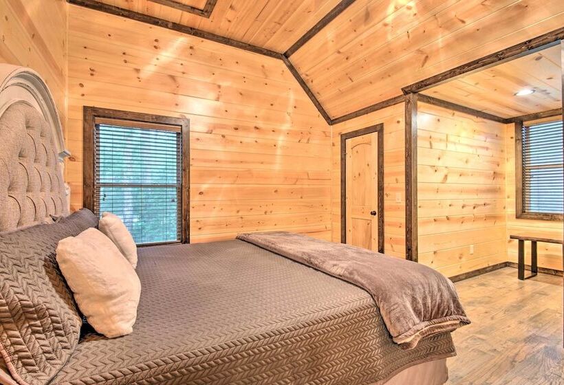 Large Upscale Cabin: Hot Tub, Fire Pit, Pool Table