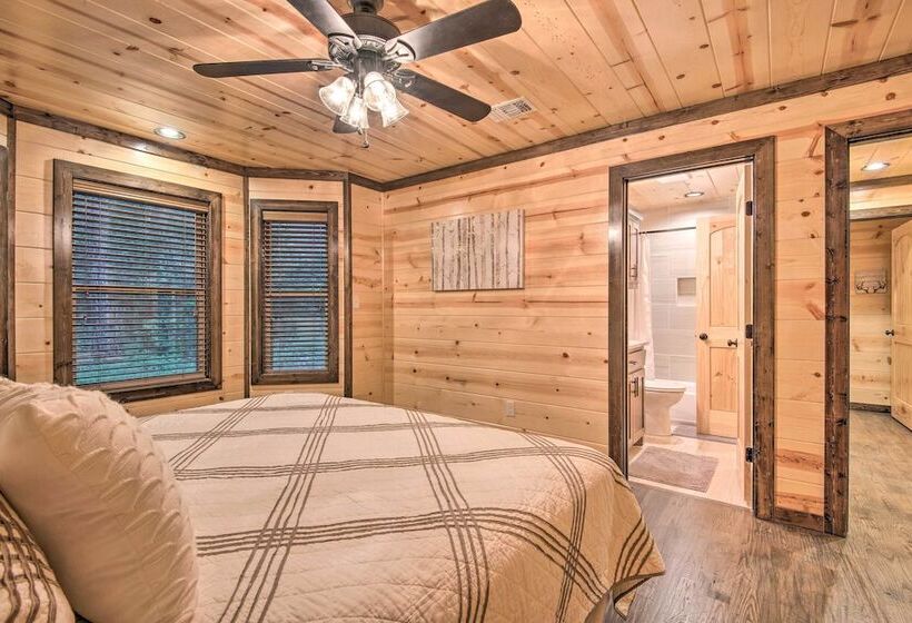 Large Upscale Cabin: Hot Tub, Fire Pit, Pool Table
