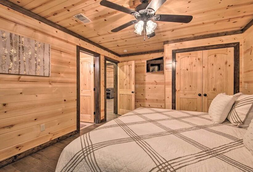 Large Upscale Cabin: Hot Tub, Fire Pit, Pool Table