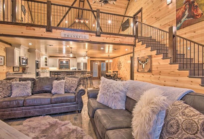 Large Upscale Cabin: Hot Tub, Fire Pit, Pool Table