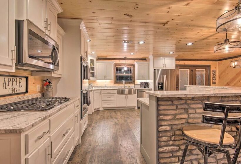 Large Upscale Cabin: Hot Tub, Fire Pit, Pool Table