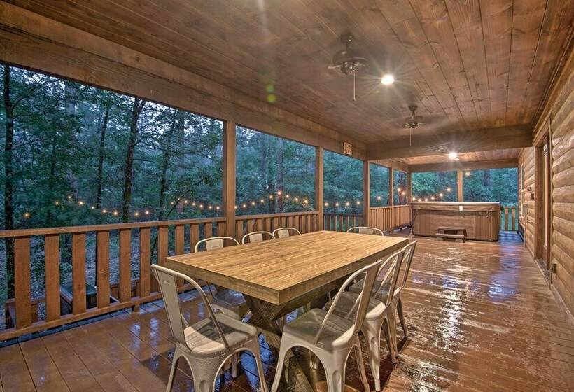 Large Upscale Cabin: Hot Tub, Fire Pit, Pool Table