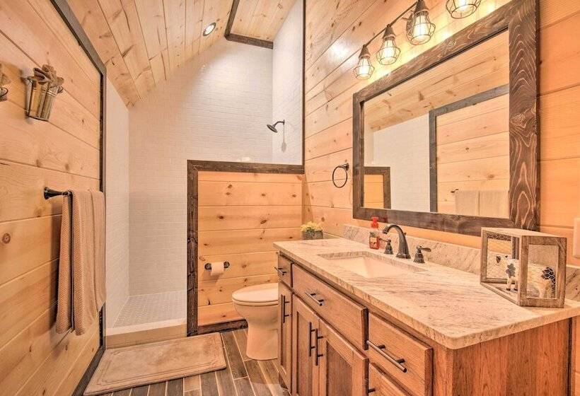 Large Upscale Cabin: Hot Tub, Fire Pit, Pool Table