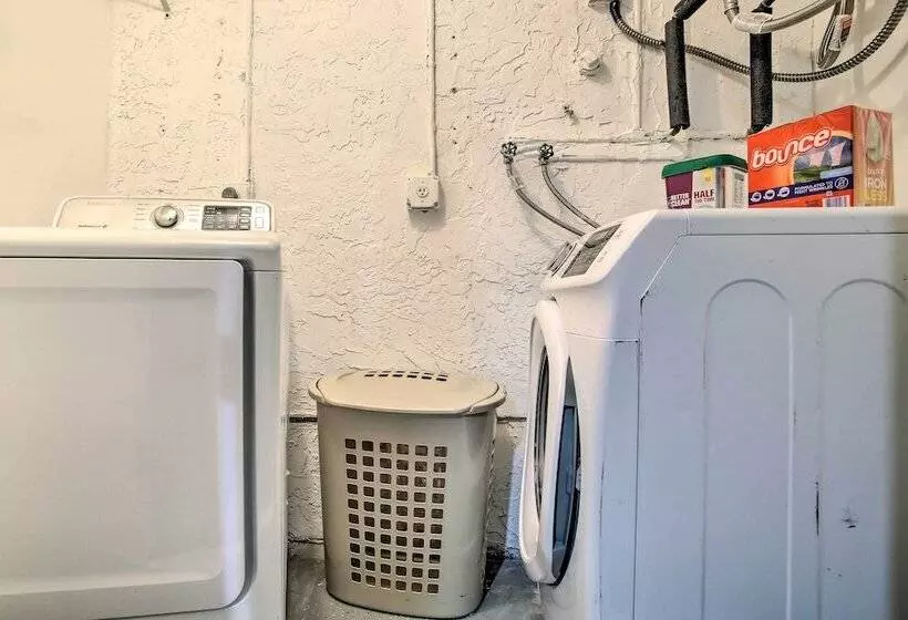 Lovely Lauderhill Retreat < 12 Mi To Beach!