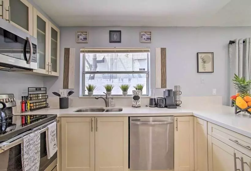 Lovely Lauderhill Retreat < 12 Mi To Beach!